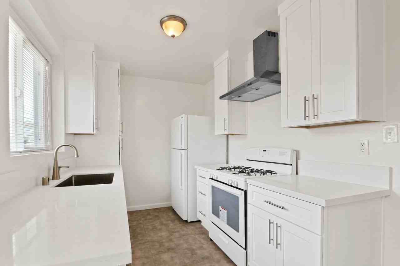 Courtyard building on Ocean Park - Photo 2 of 3