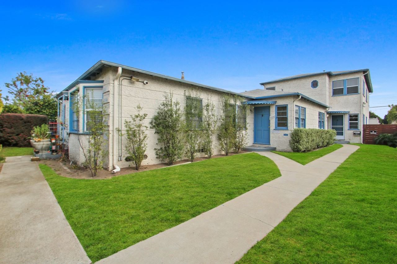 Courtyard building on Ocean Park - Photo 3 of 3