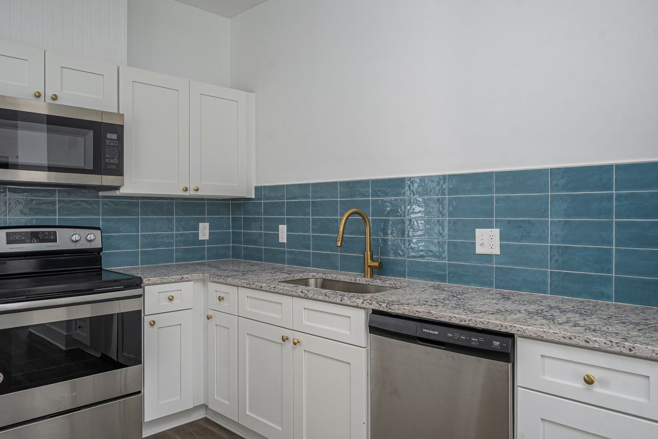 637 East Anderson Street - Photo 3 of 24