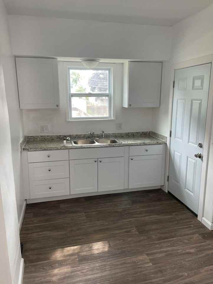 600 Racine Avenue - Photo 4 of 7