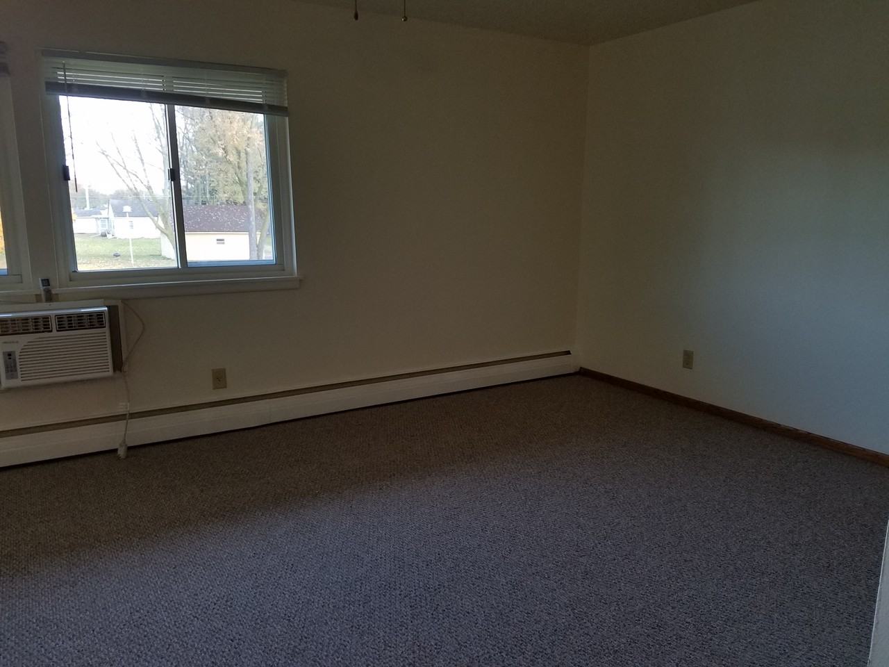 313 E Market St - Photo 5 of 8