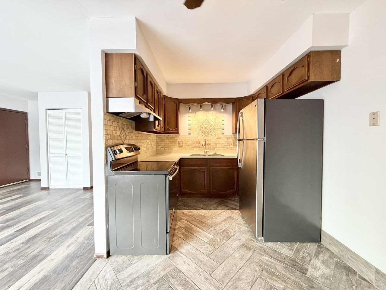 117 York Road - Photo 4 of 14