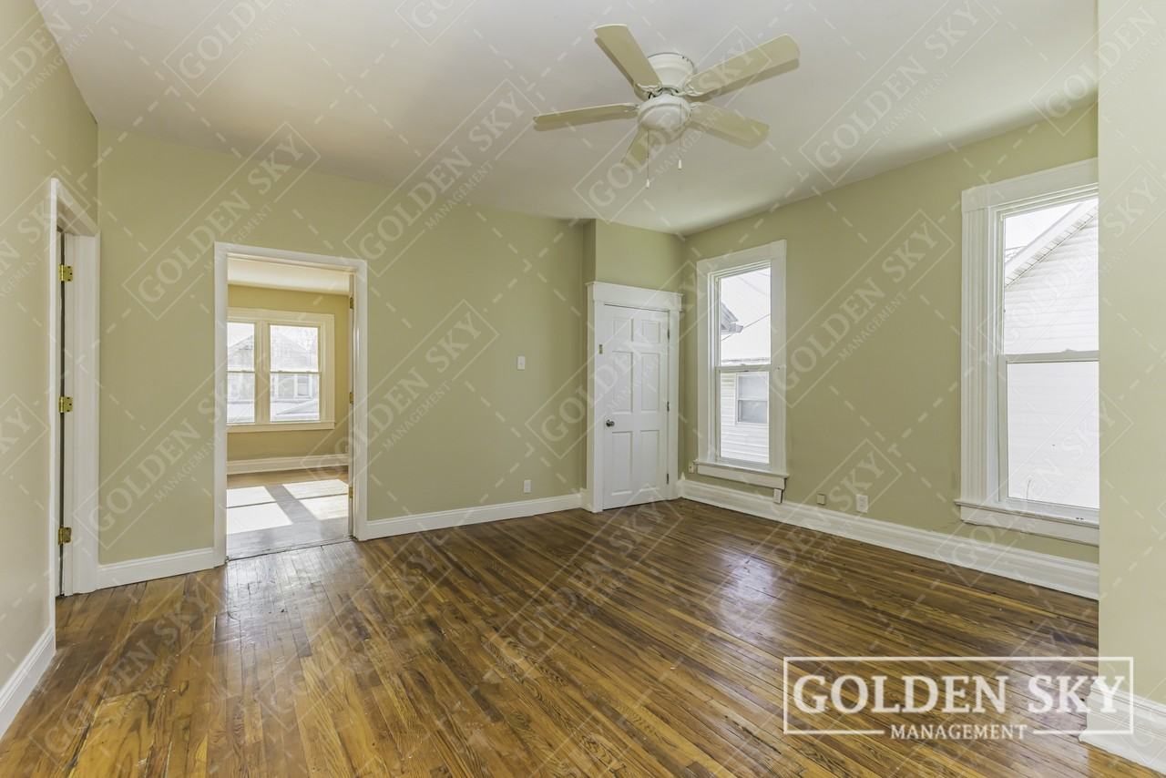 900 1/2 West Main Street - Photo 4 of 23