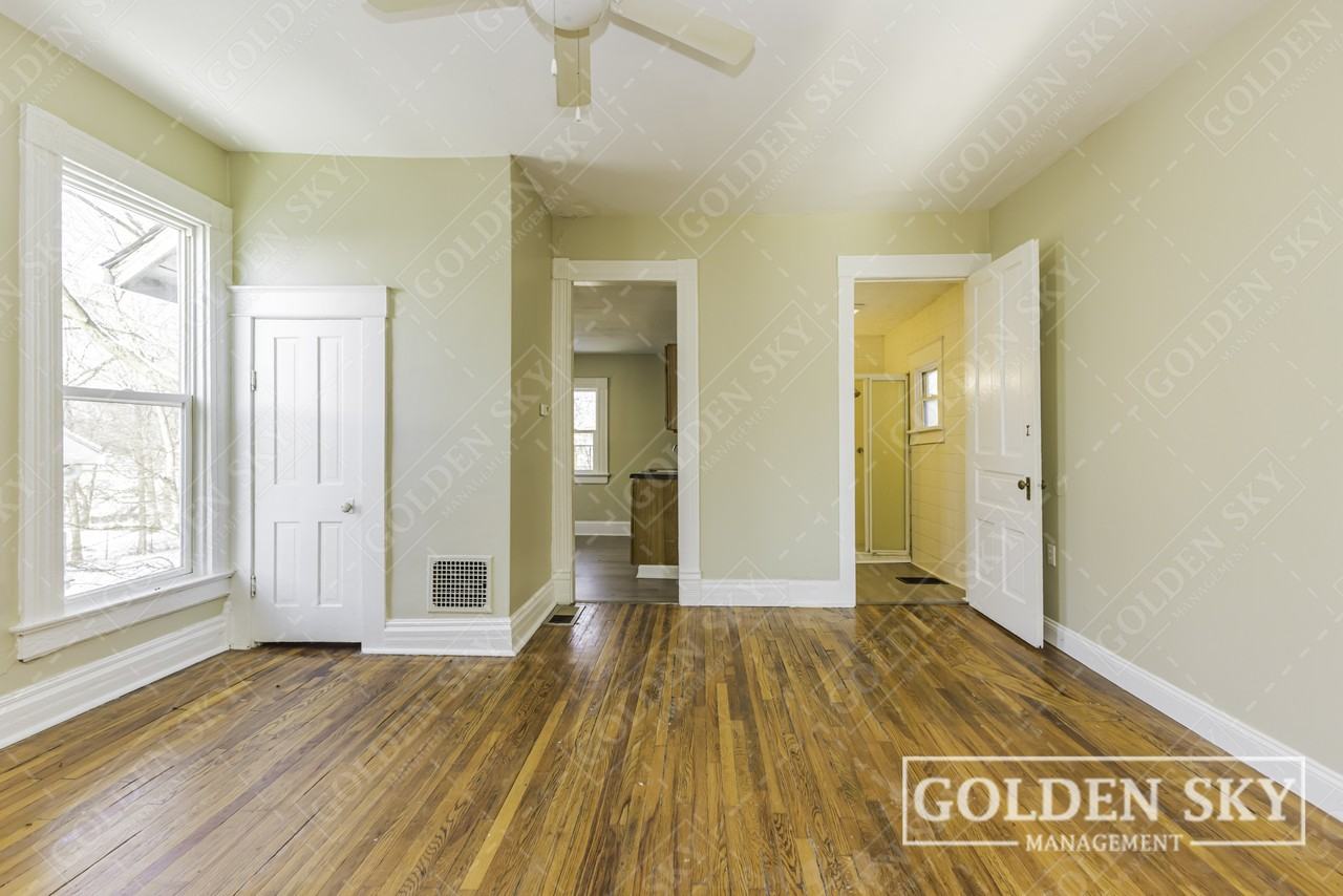 900 1/2 West Main Street - Photo 5 of 23