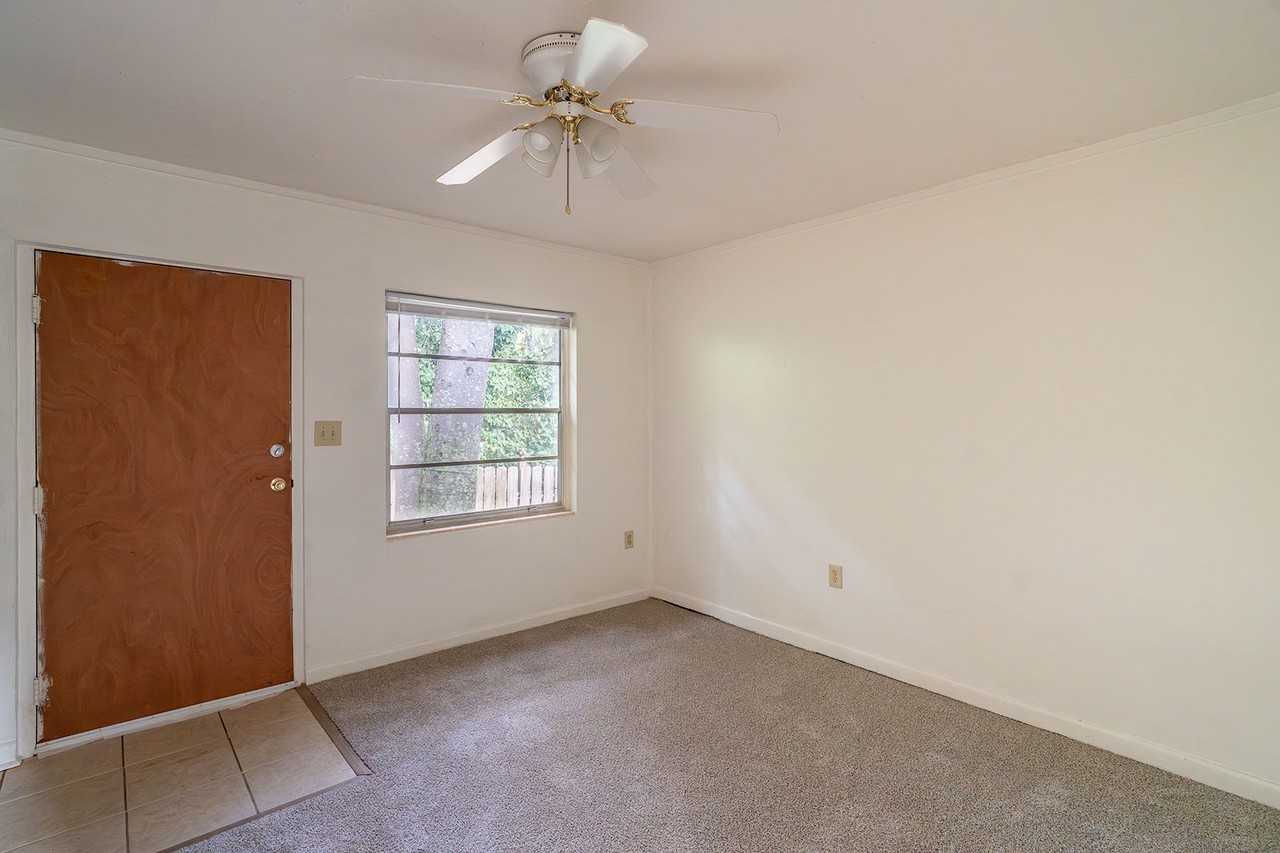 236 DeSoto Drive - Photo 2 of 12