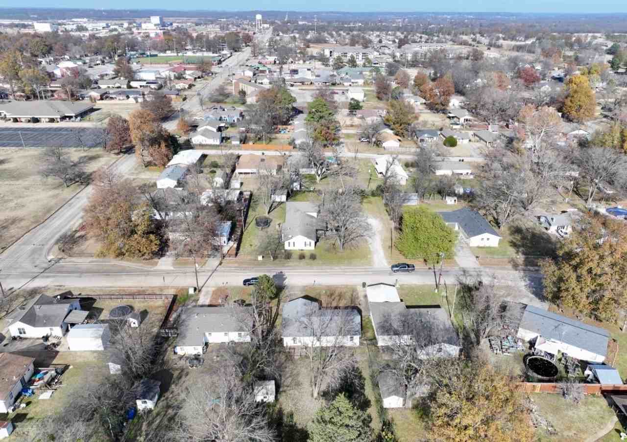 705 E Park St - Photo 4 of 17
