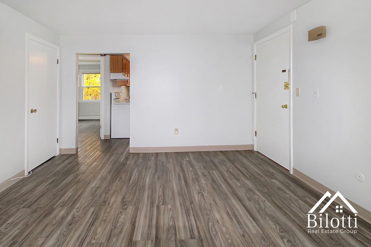 170 Pawtucket Avenue - Photo 4 of 12