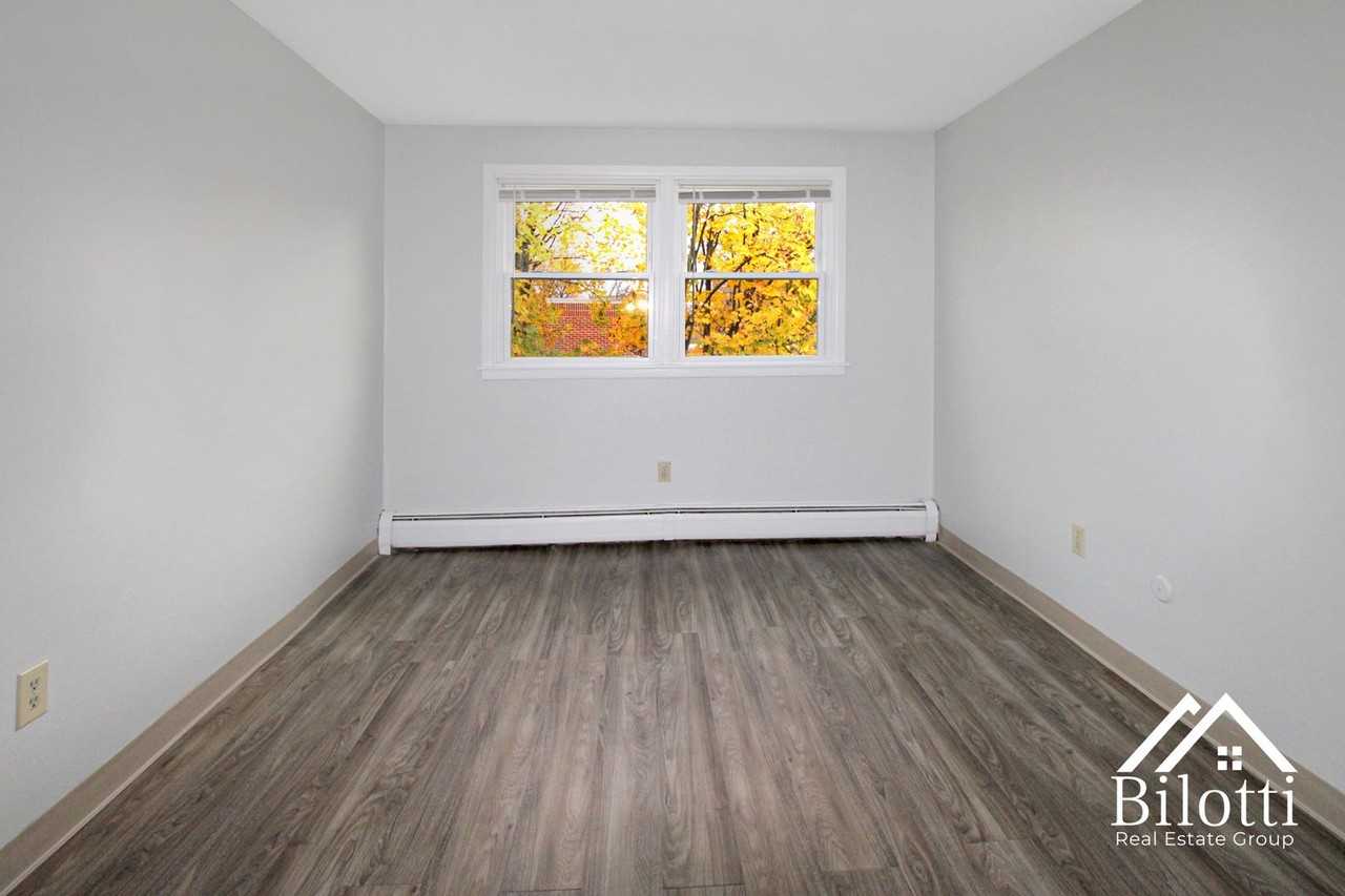 170 Pawtucket Avenue - Photo 5 of 12