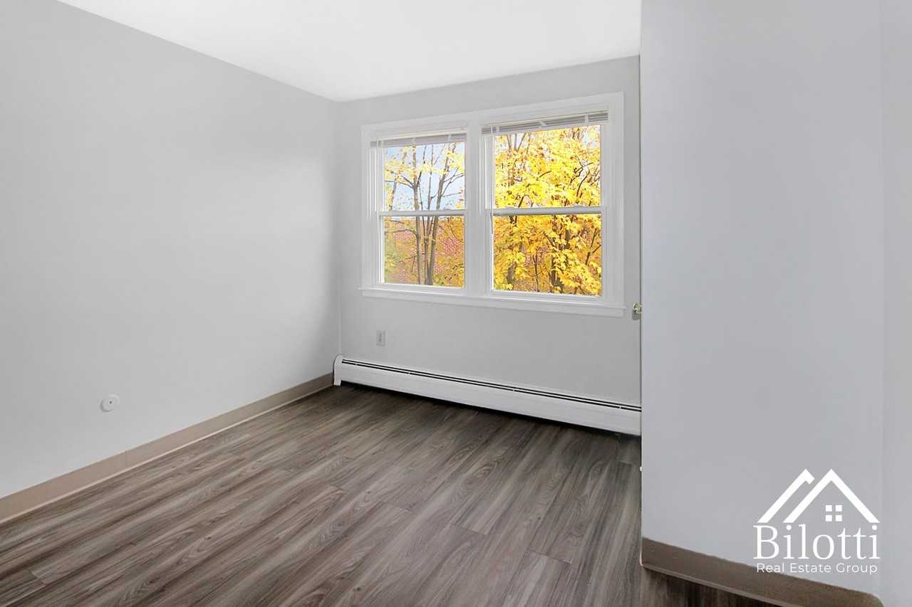 170 Pawtucket Avenue - Photo 7 of 12