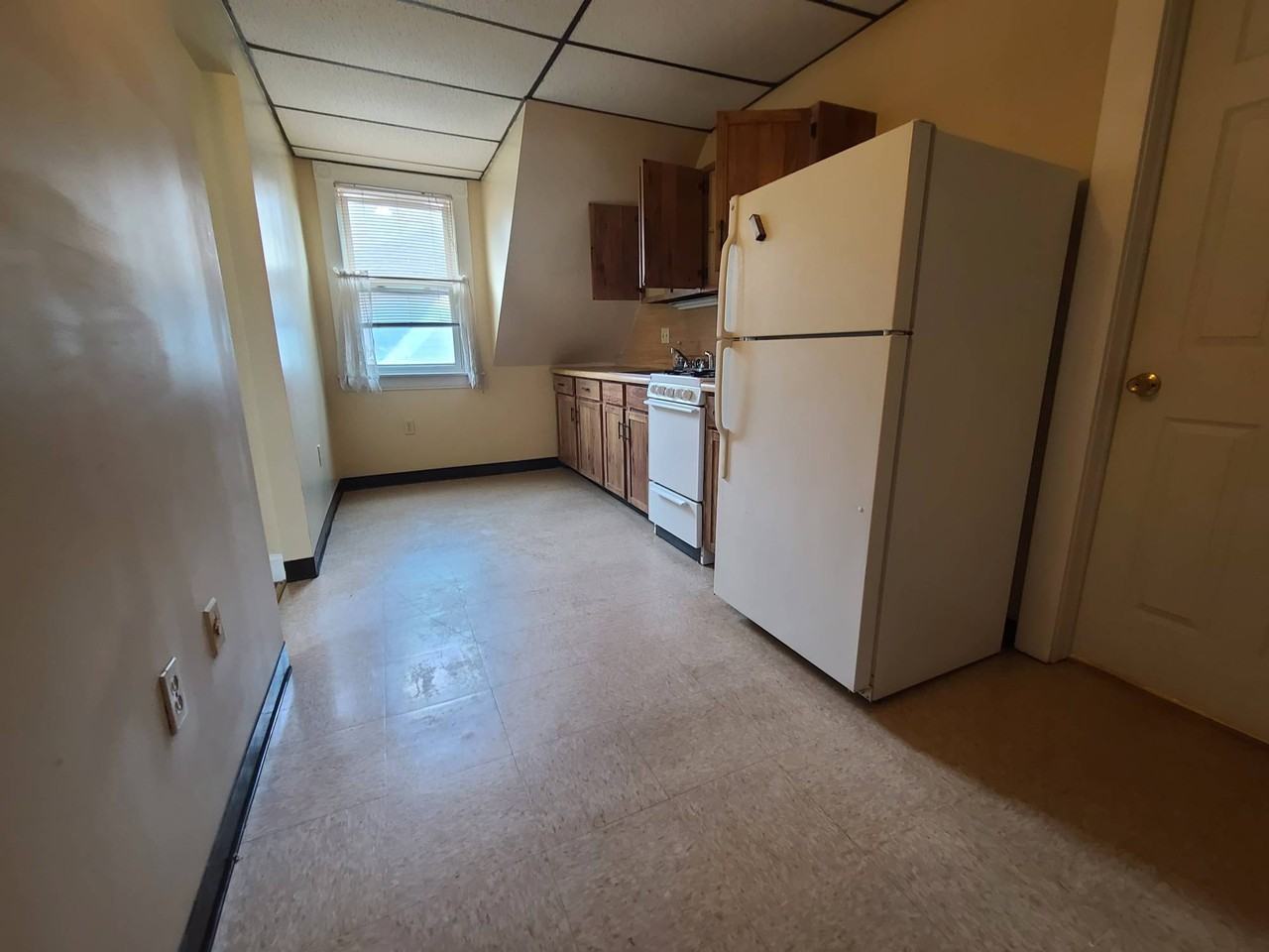 196 Hillside St - Photo 7 of 10