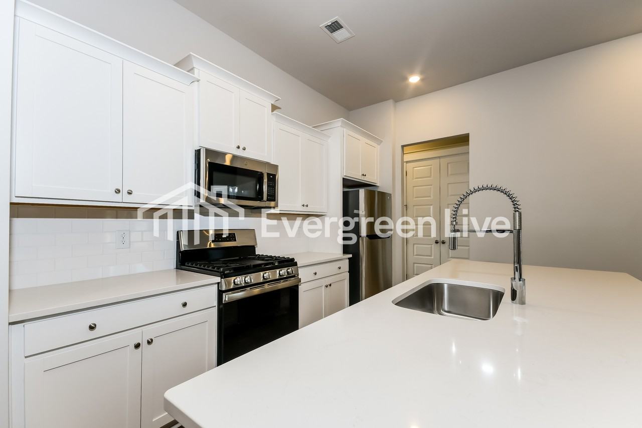 134 Bloomsbury St - Photo 4 of 15