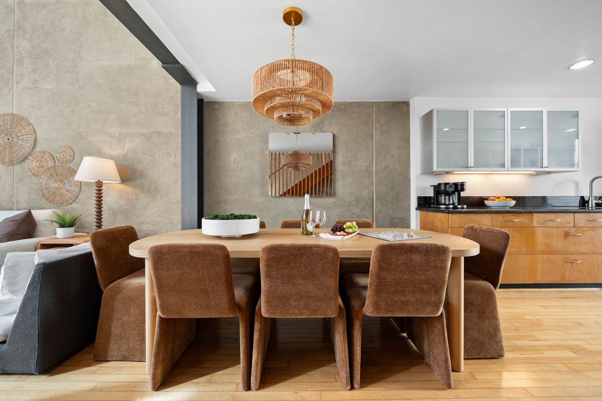 1048 F Street - Photo 4 of 50