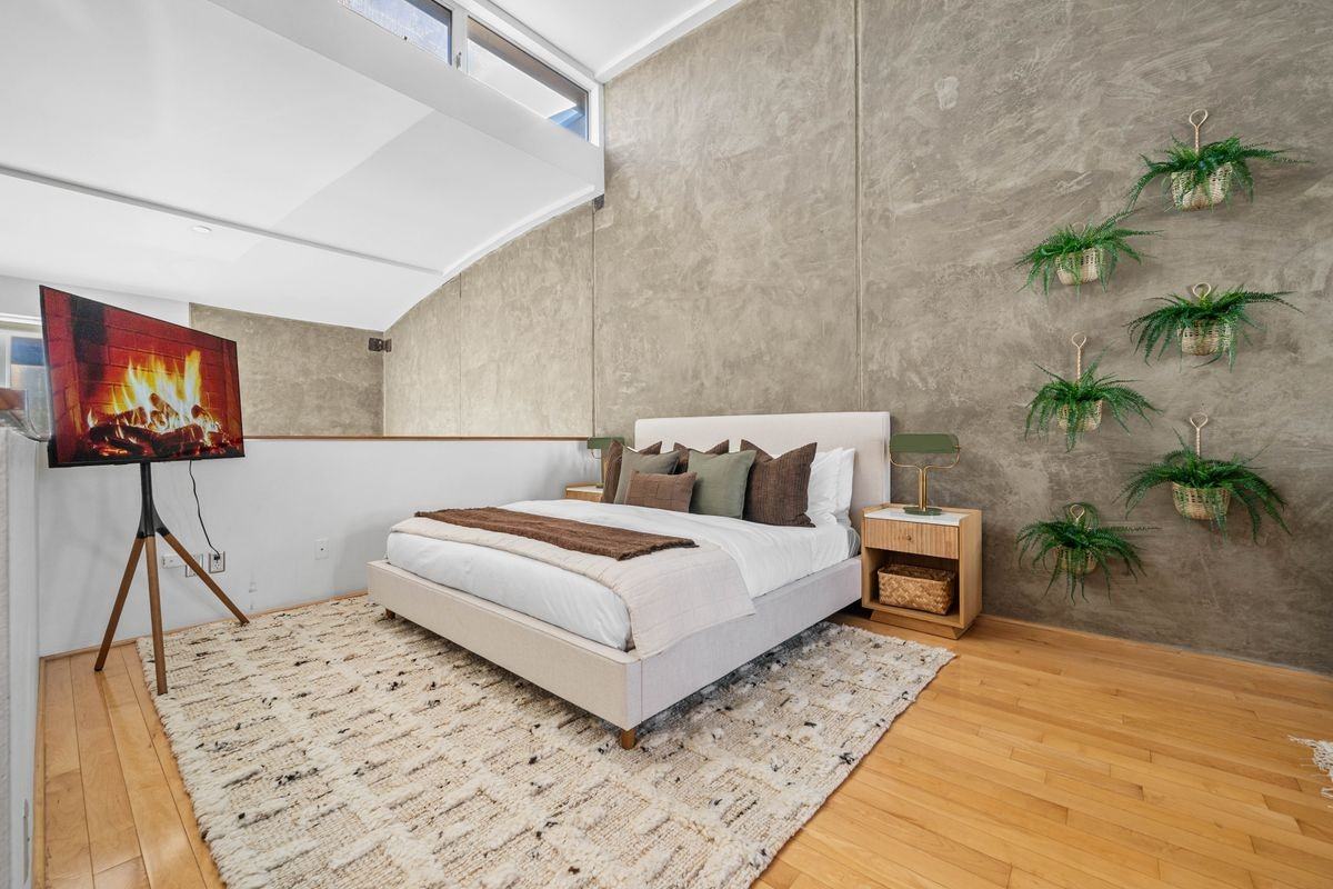 1048 F Street - Photo 5 of 50