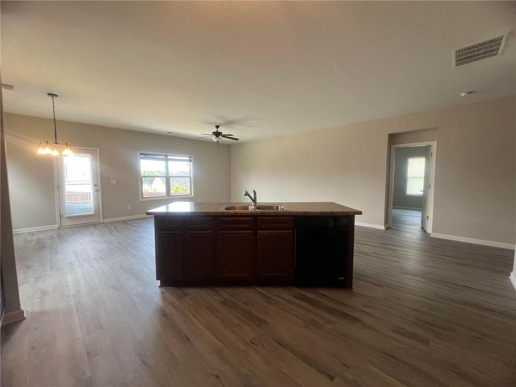 1053 Sutherland Dr - Photo 3 of 23
