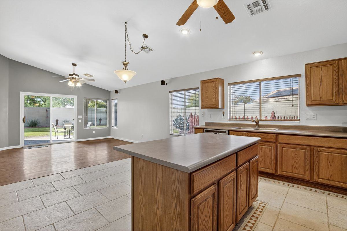 15481 West Mauna Loa Lane - Photo 5 of 17