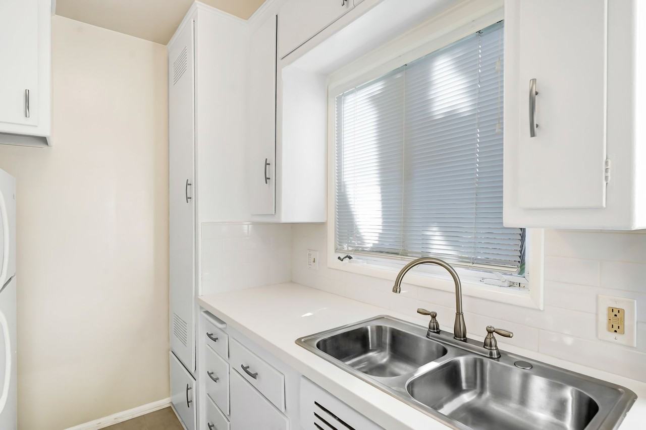 500 California Ave, North of Wilshire in Santa Monica. 5 blocks to the beach - Photo 2 of 3