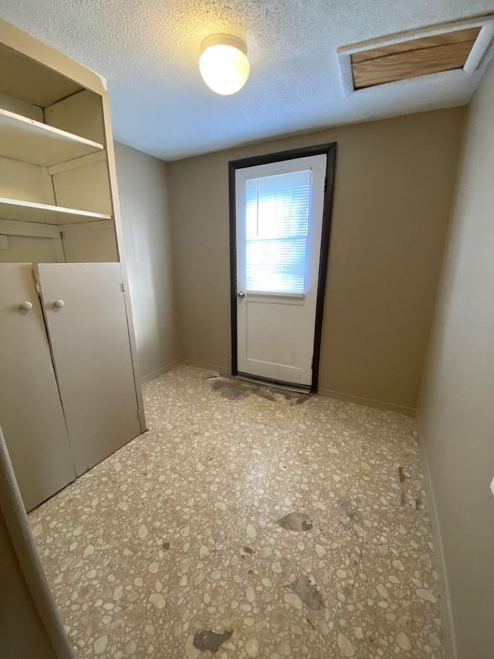 409 East Wabash Avenue - Photo 6 of 9