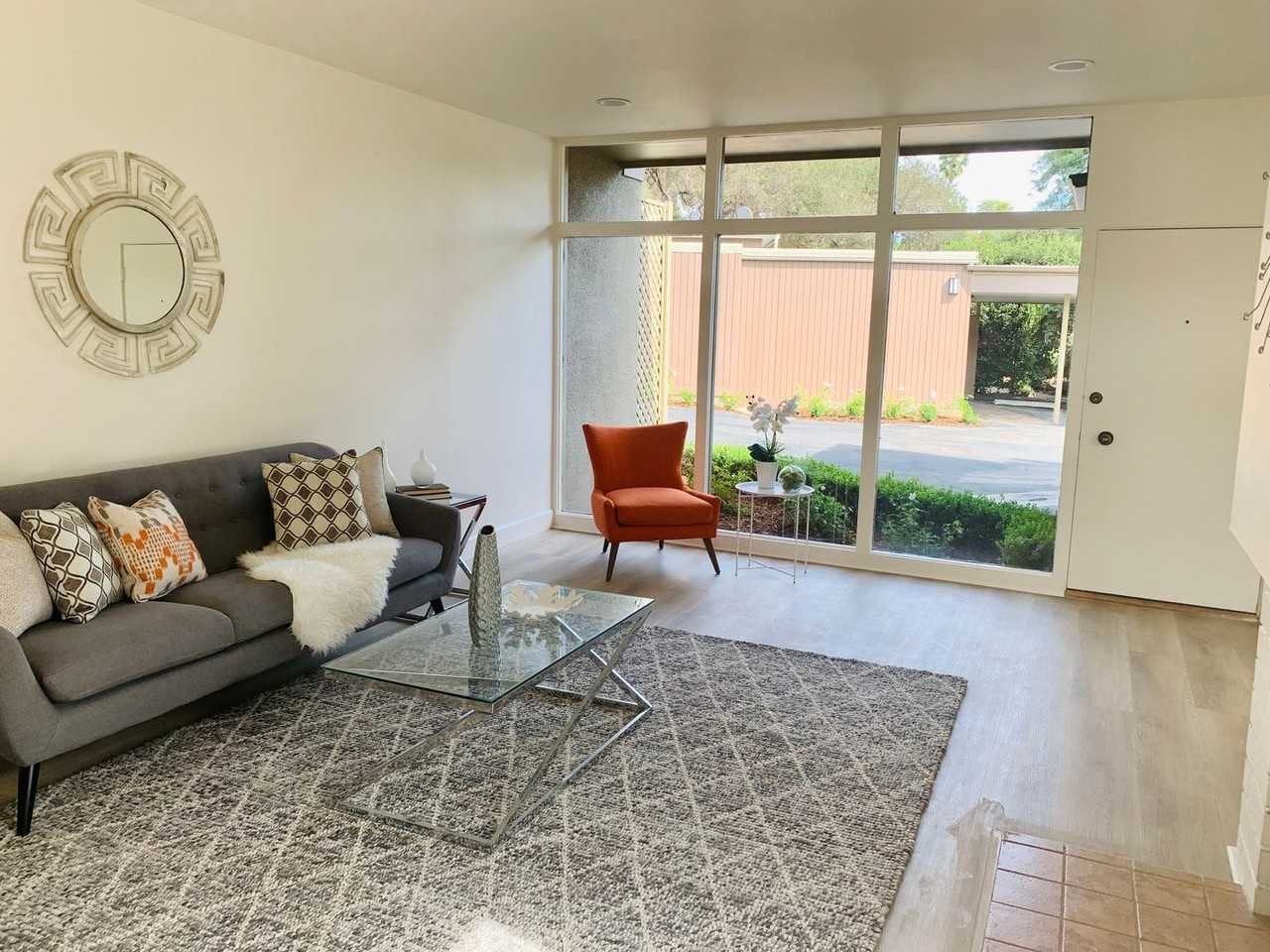 Grevelia - Photo 3 of 19