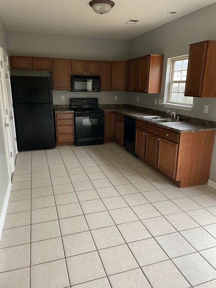 118 Lowell Court - Photo 2 of 12