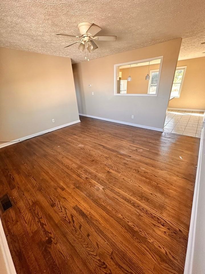 505 Warren Road Northeast - Photo 3 of 20