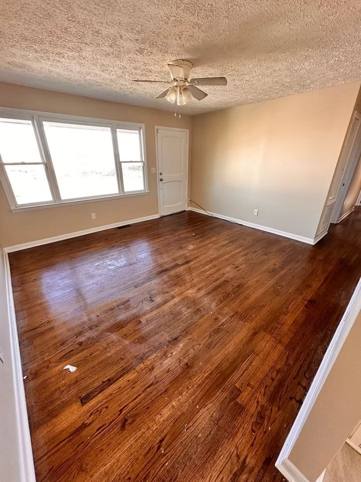 505 Warren Road Northeast - Photo 4 of 20