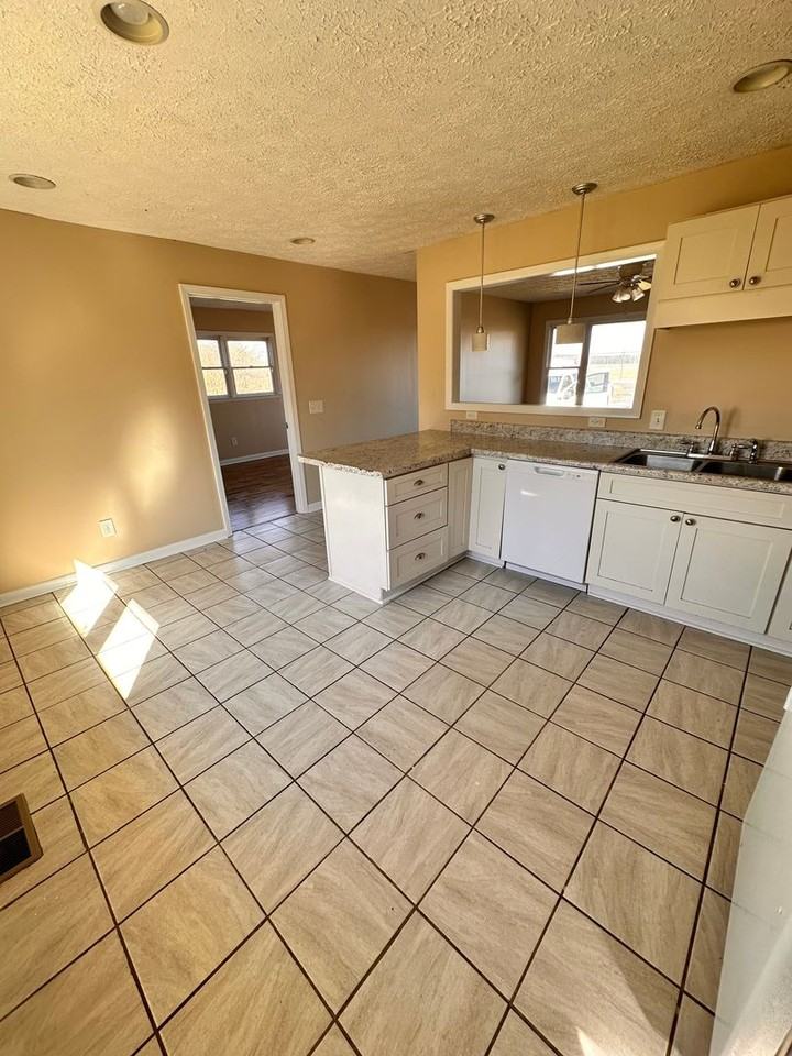 505 Warren Road Northeast - Photo 5 of 20