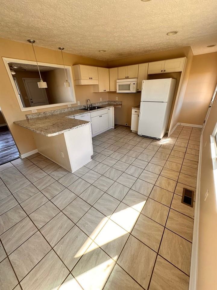 505 Warren Road Northeast - Photo 6 of 20