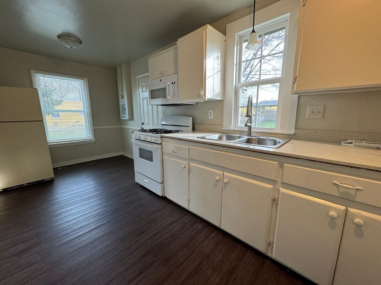 1329 North Lewis Place East - Photo 4 of 11