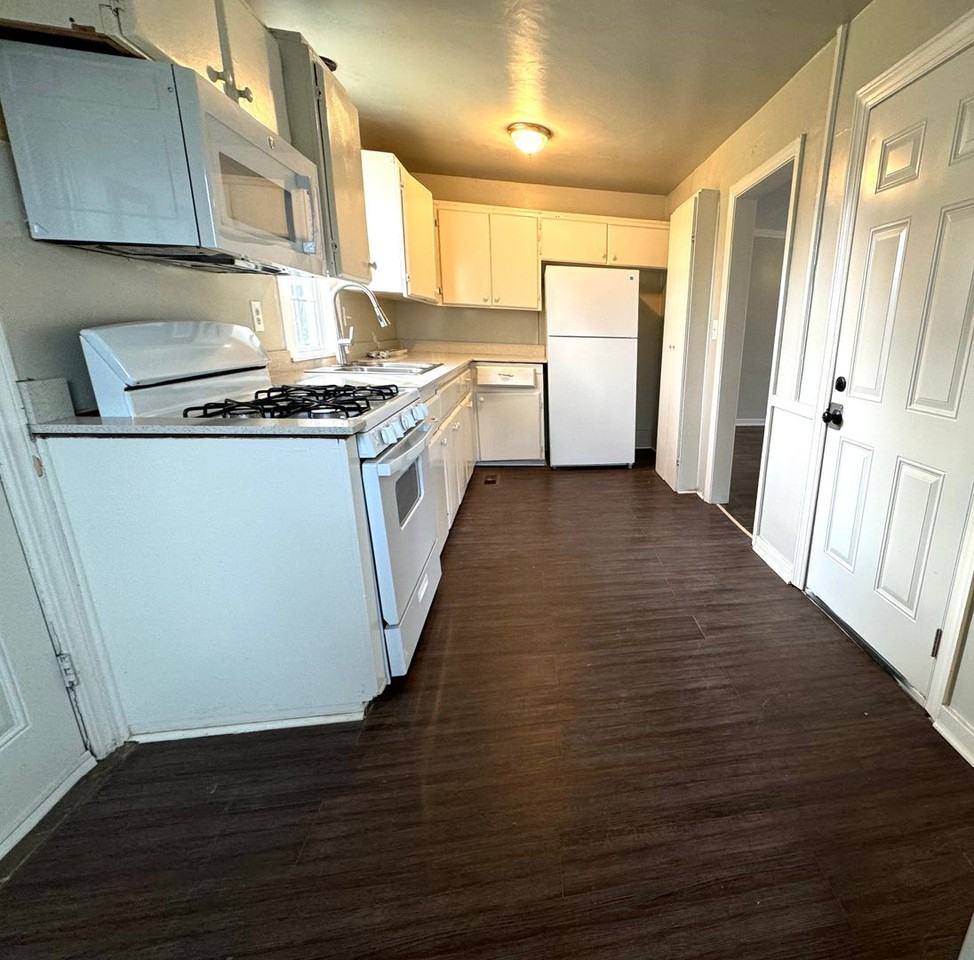 1329 North Lewis Place East - Photo 5 of 11