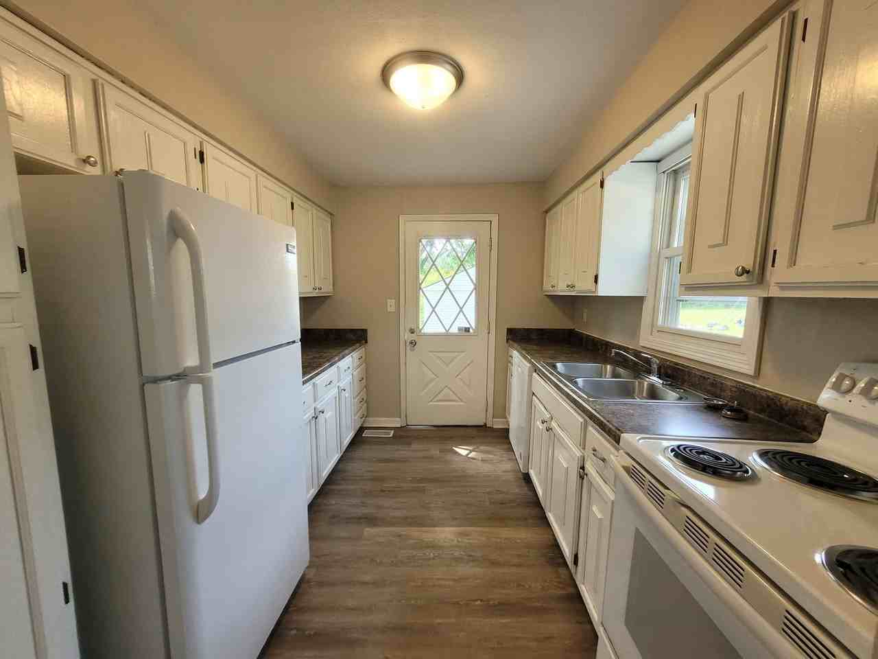 4298 Southeast 17th Street - Photo 4 of 24