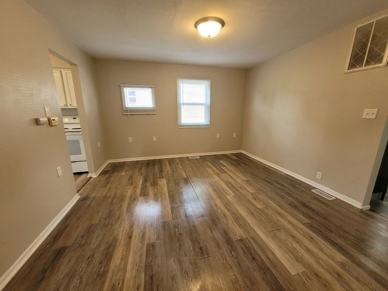 4298 Southeast 17th Street - Photo 5 of 24