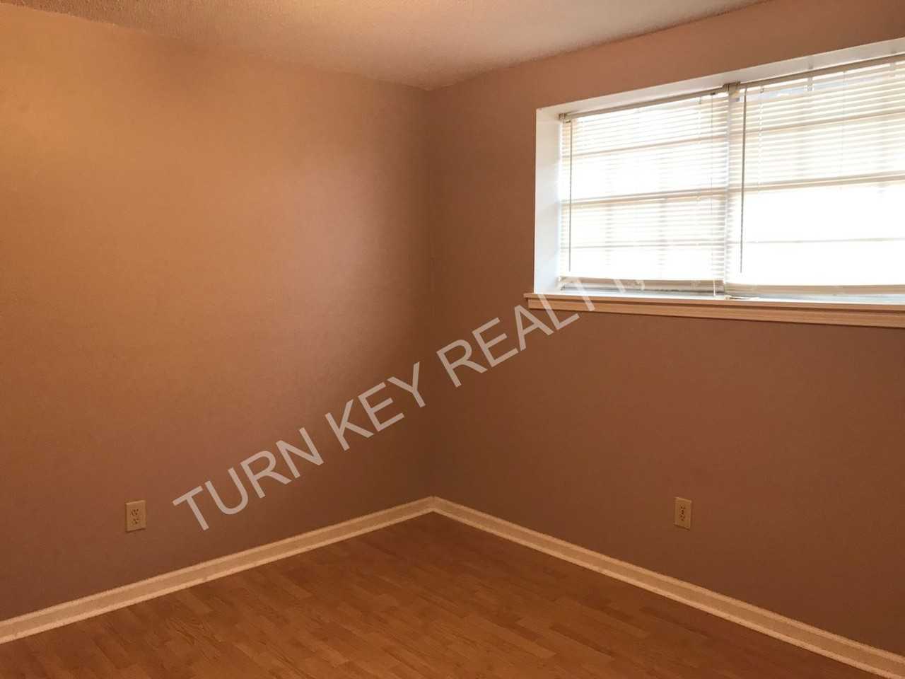 2548 Janice Circle Northeast - Photo 5 of 19