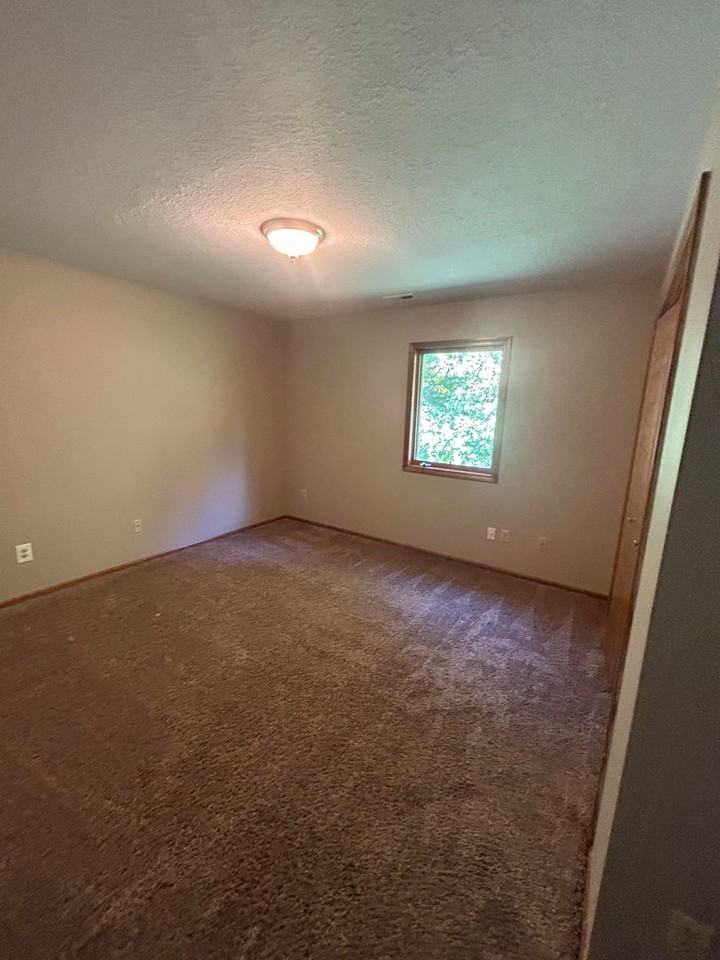 1528 Flagstone Drive - Photo 4 of 7