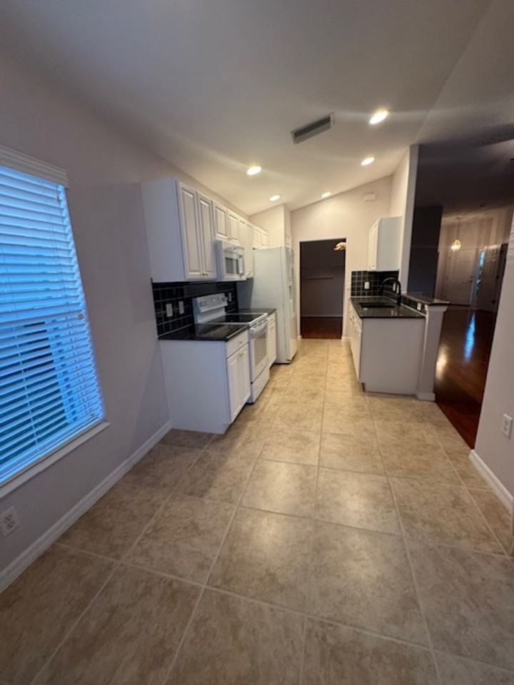 10018 Oakhurst Way - Photo 6 of 38