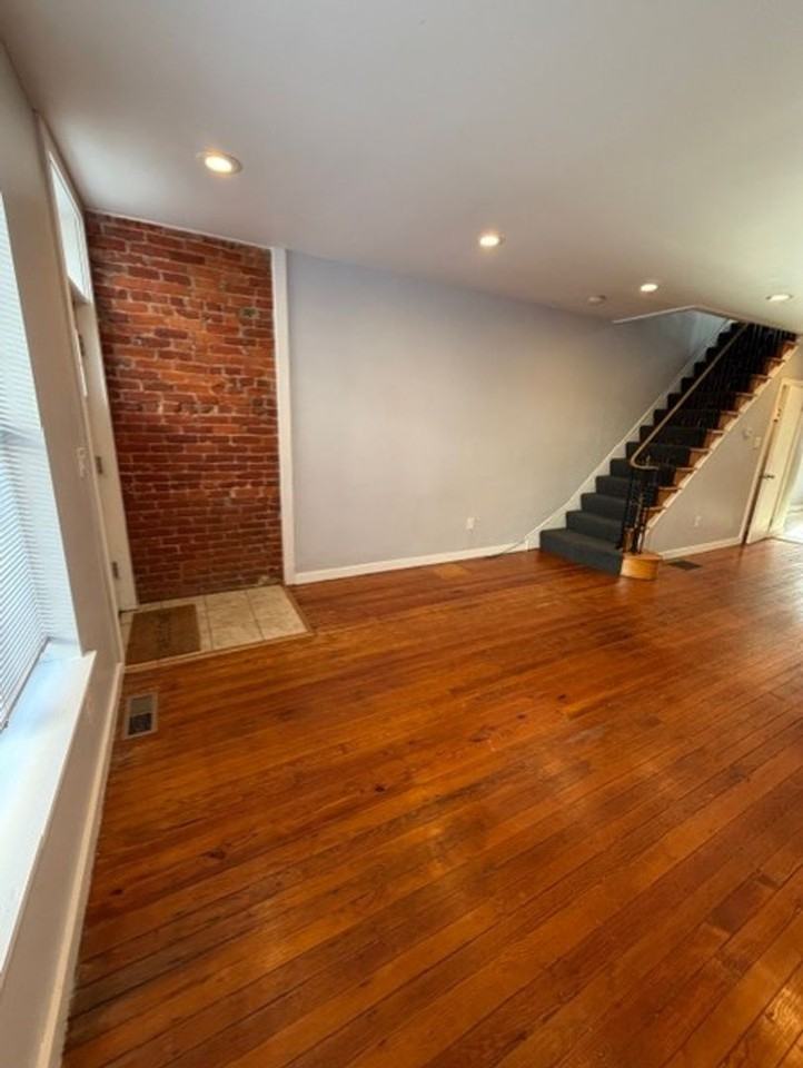 1124 Daly St - Photo 4 of 34