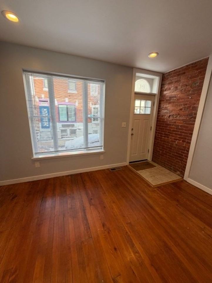 1124 Daly St - Photo 5 of 34