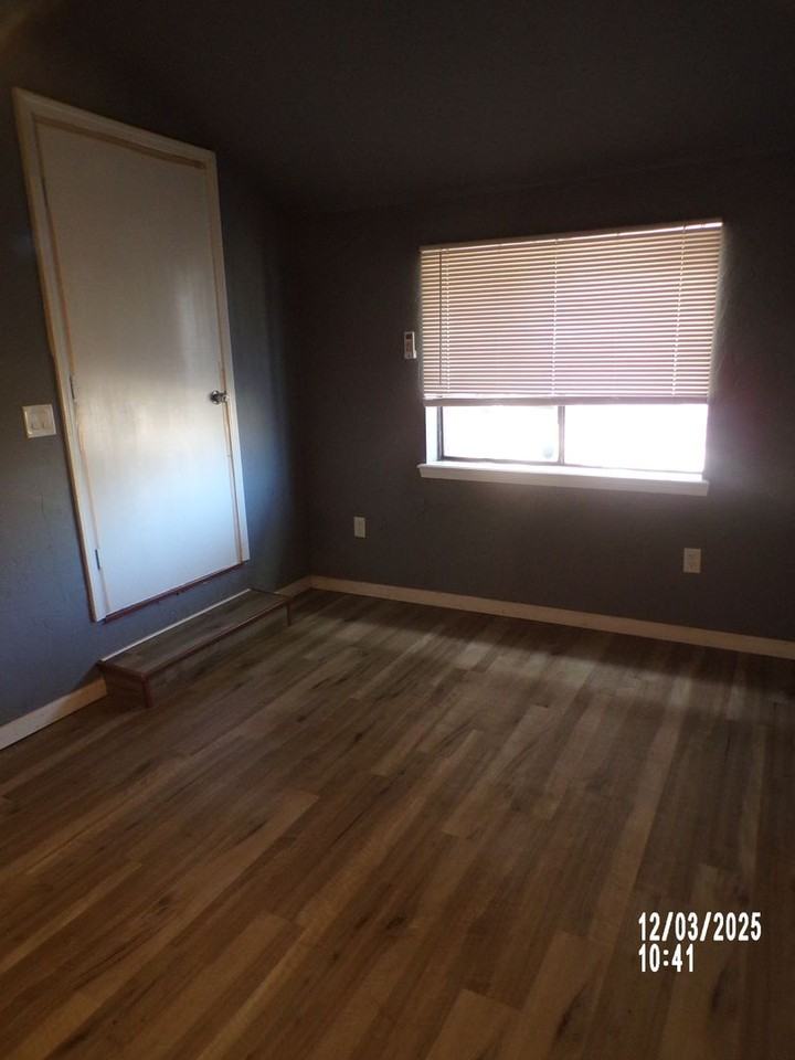 206 Southwest 24th Street - Photo 4 of 22