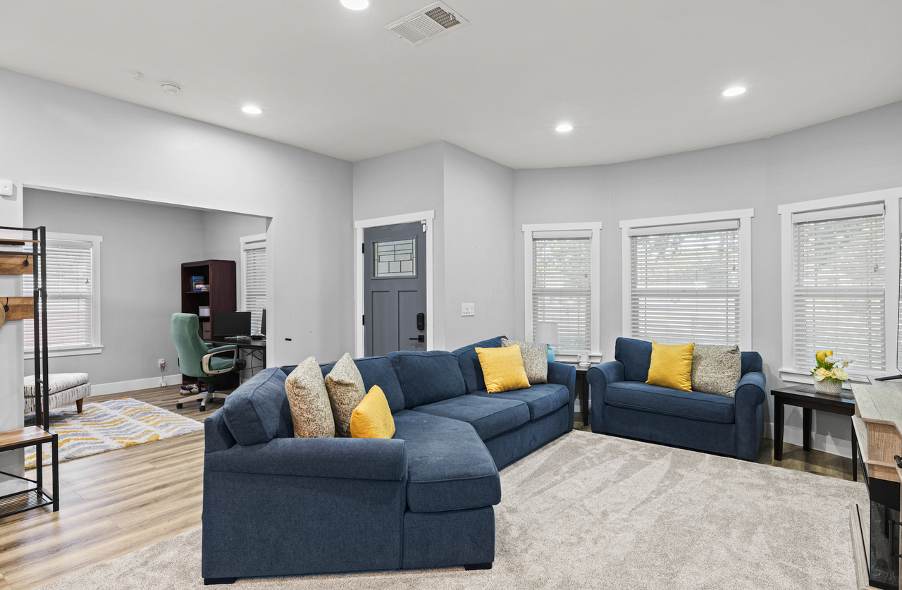 1608 V Street - Photo 3 of 10