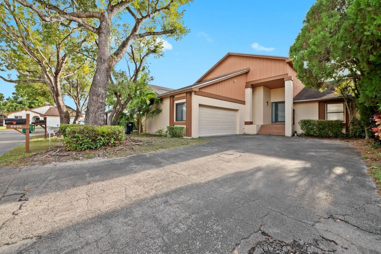 4332 Southwest 148th Place - Photo 2 of 26