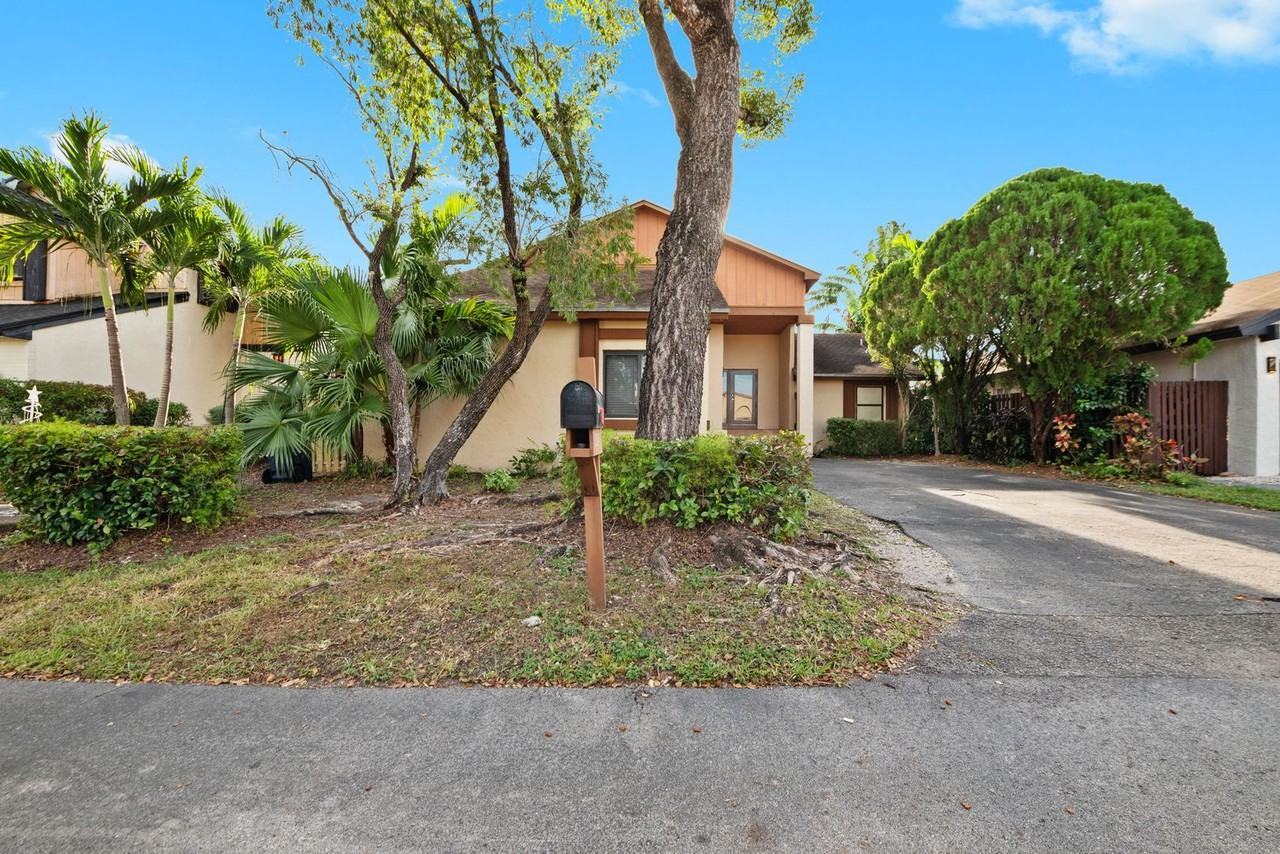 4332 Southwest 148th Place - Photo 3 of 26