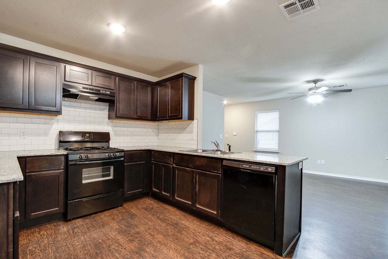 8815 Southwest 45th Court - Photo 4 of 18