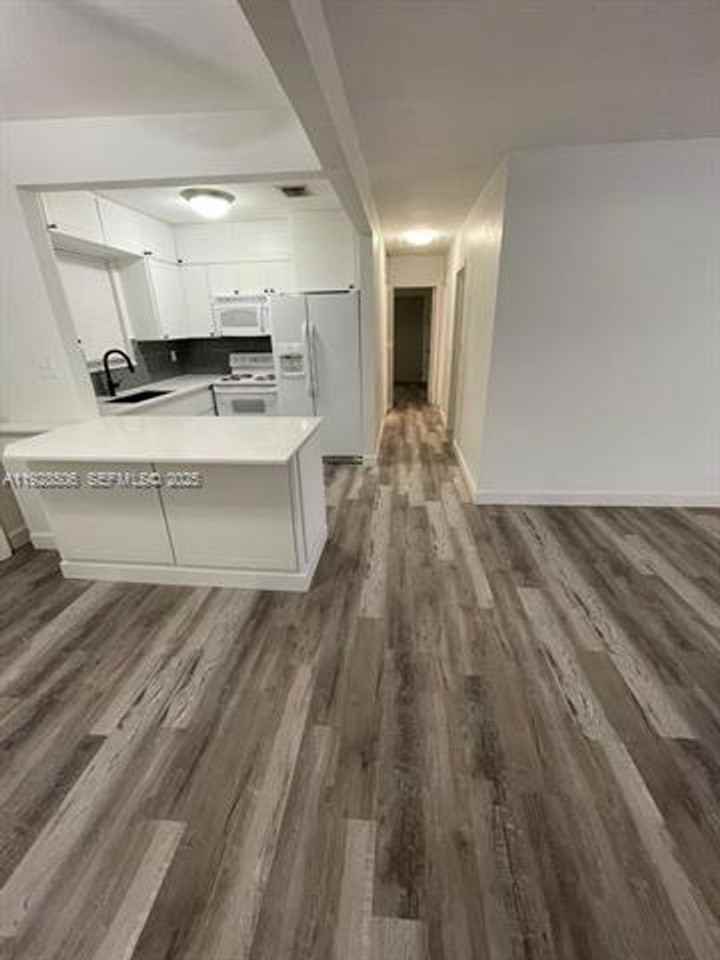 10245 Southwest 37th Terrace #0 - Photo 4 of 10