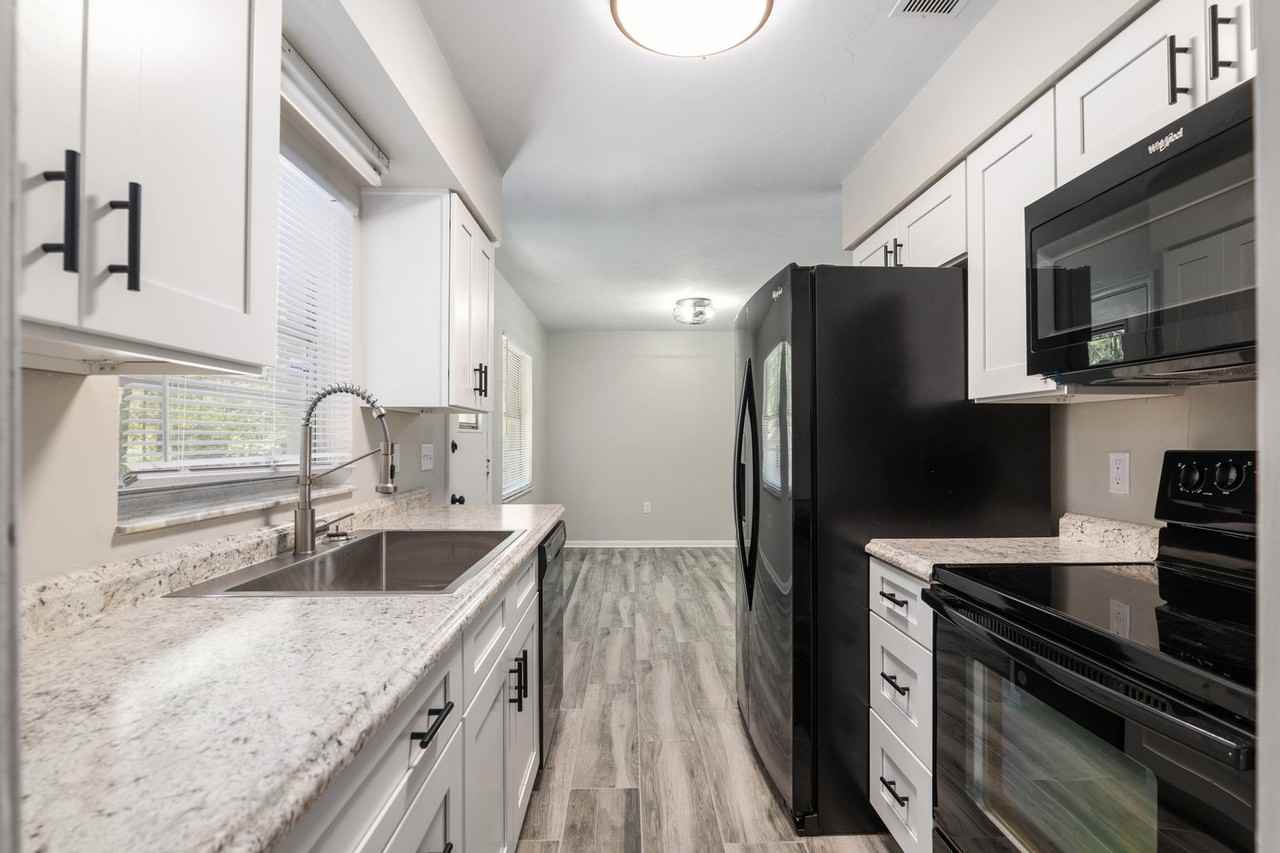 605 Northwest 9th Avenue - Photo 3 of 11