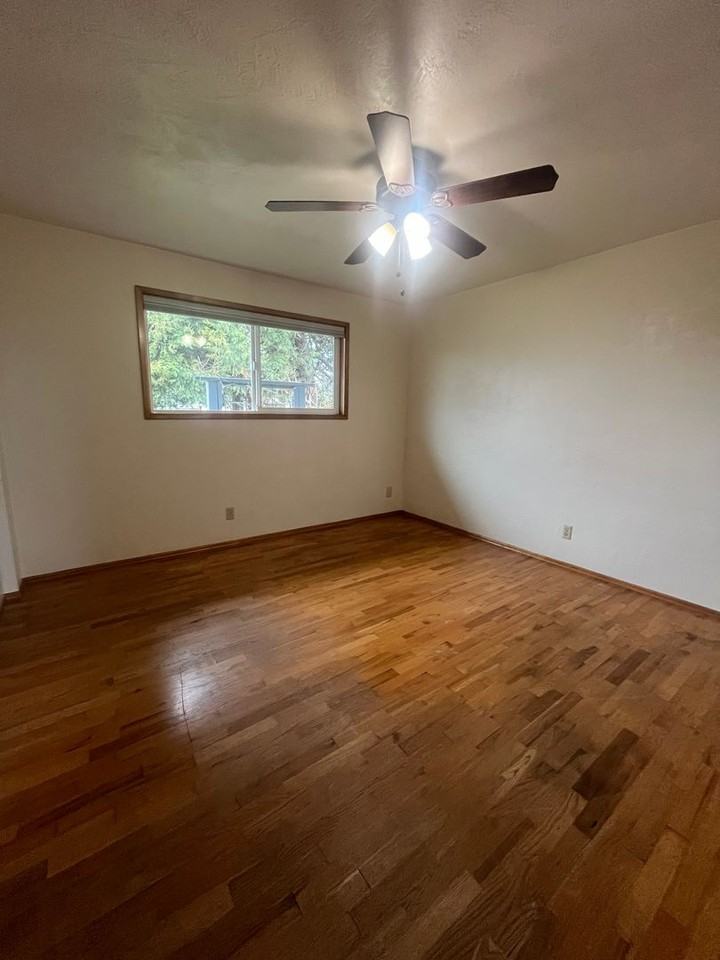 91404 Coburg Road North - Photo 7 of 24