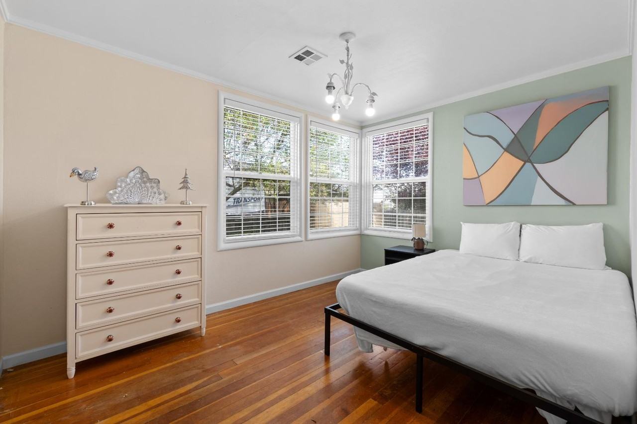 1922 Scenic Avenue - Photo 4 of 11