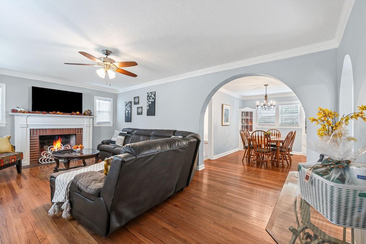 Ash West 805 - Photo 4 of 10