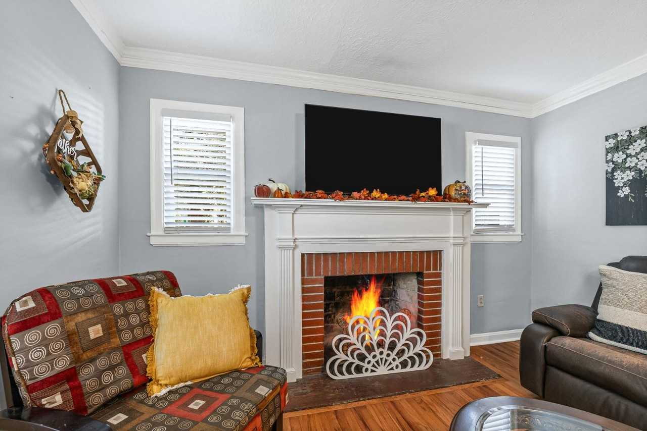 Ash West 805 - Photo 6 of 10