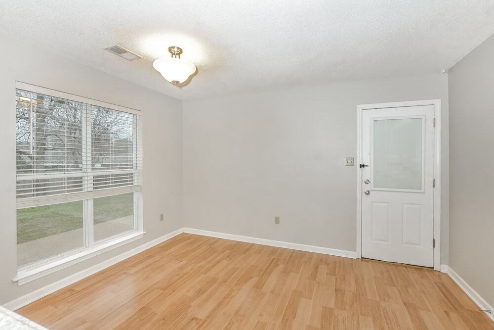 5850 Waverly Dr - Photo 7 of 16