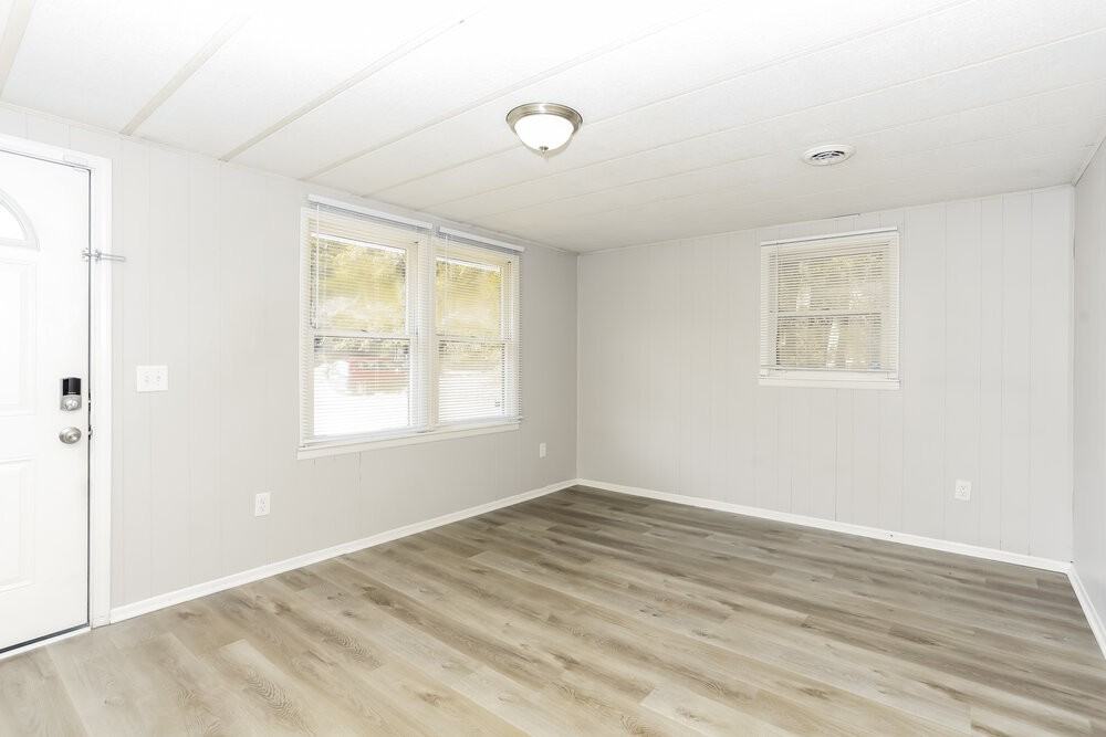 230 King Blvd - Photo 4 of 16
