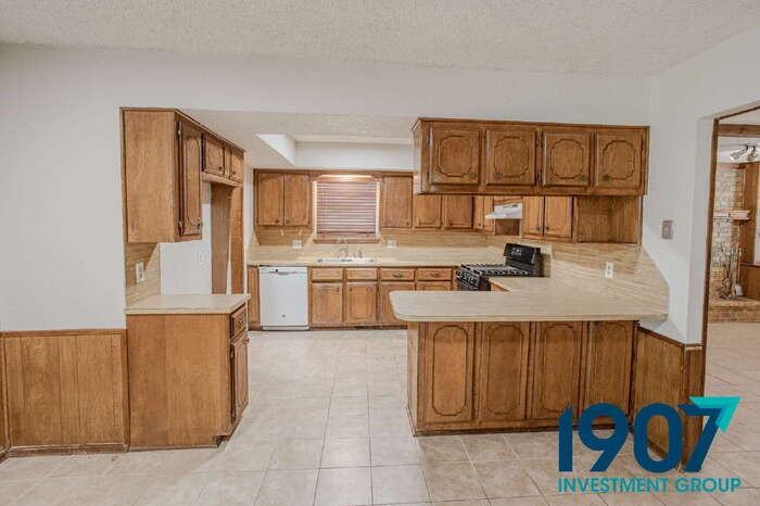 2405 Southwest 97th Street - Photo 7 of 32